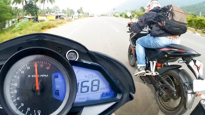 Kardeş Kavgası:  Pulsar NS200 ve RS200 Arasındaki Gizli Farklar Alt Motor Aynı Mı-? 